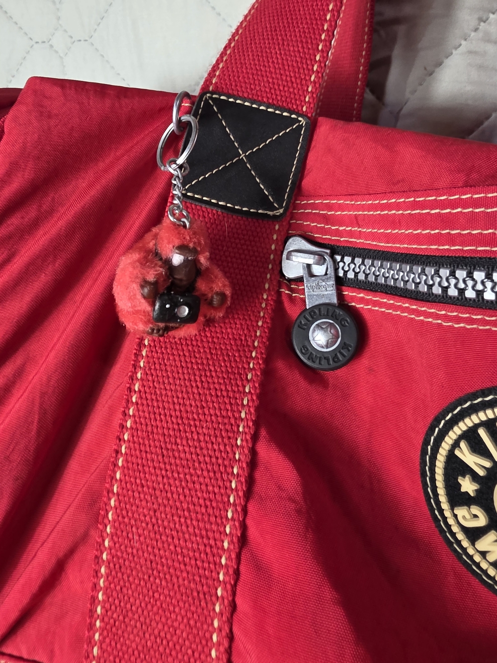 KIPLING VINTAGE LARGE RED CARRY ON DUFFLE & CROSSBODY BAG - Picture 6 of 14